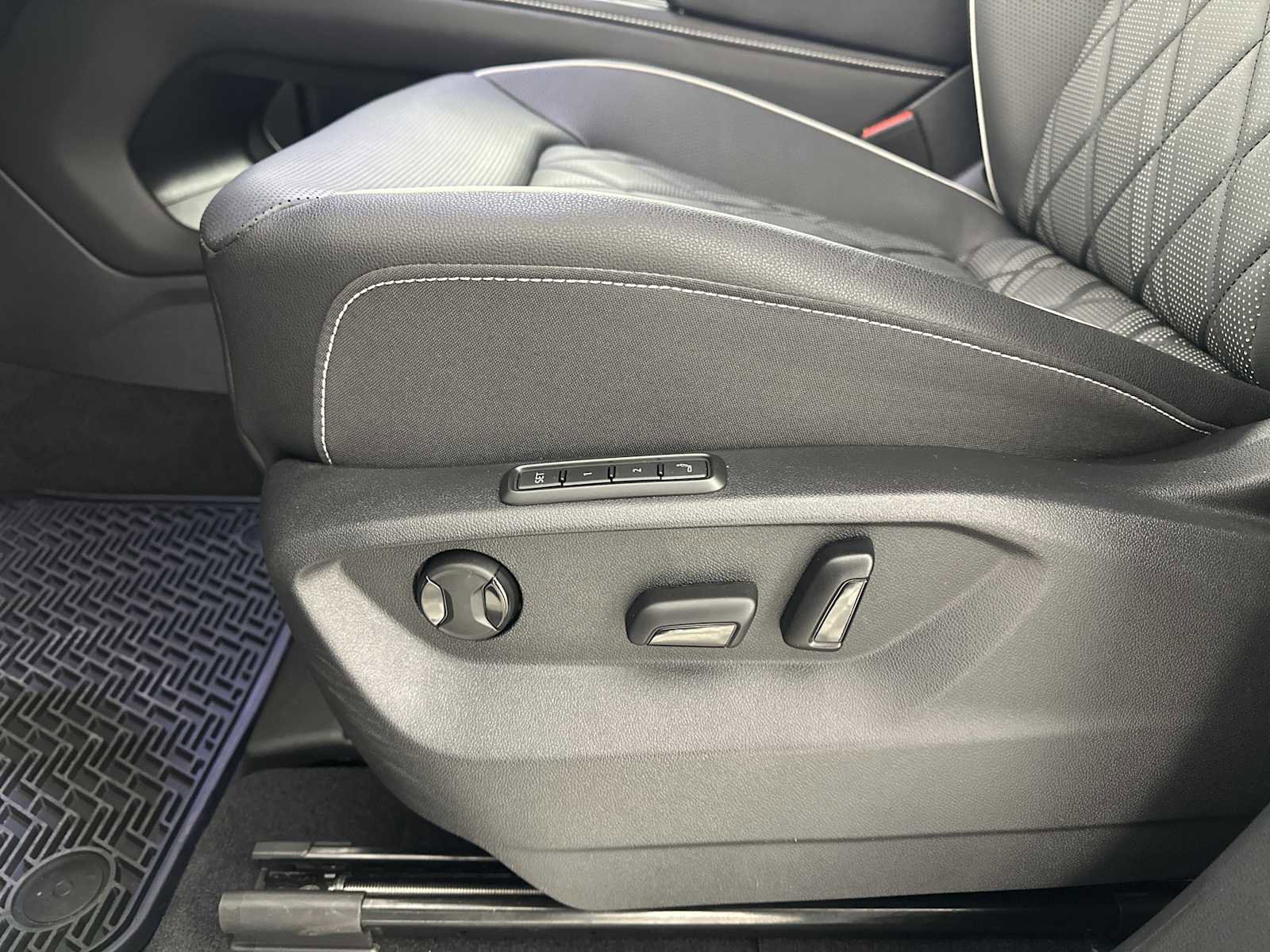 Used 2025 Volkswagen Atlas SEL Premium R-Line image 26