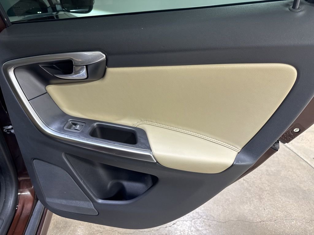 Used 2017 Volvo XC60 T6 Dynamic w/ Climate Package image 23