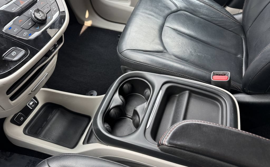 Used 2018 Chrysler Pacifica Touring-L FWD image 23