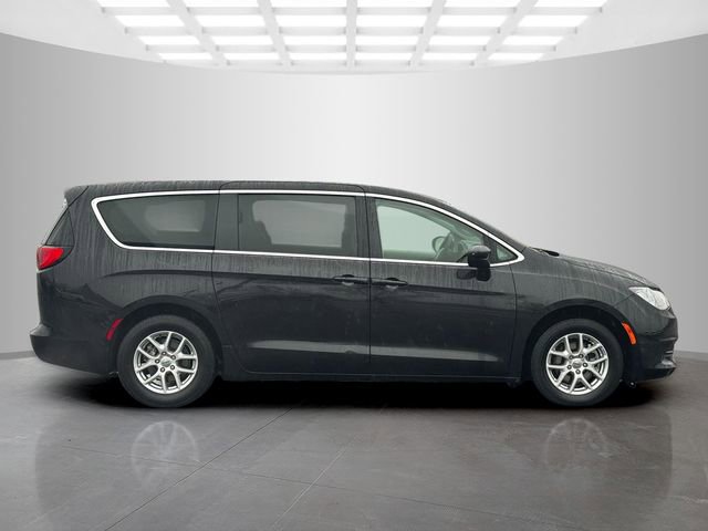 Certified 2022 Chrysler Voyager LX FWD image 8