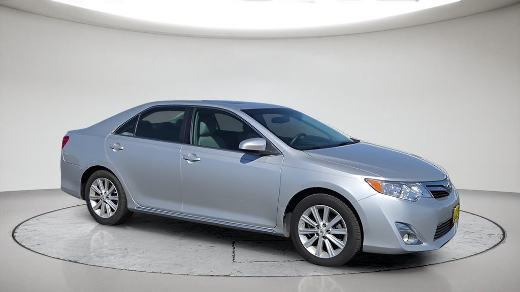 Used 2013 Toyota Camry XLE w/ Leather Pkg FWD image 2