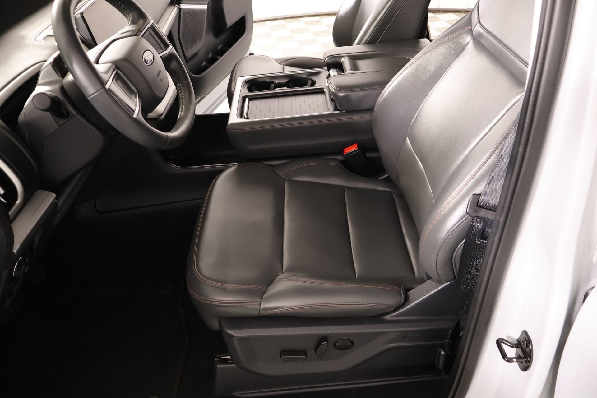 Used 2025 Ford Expedition Active AWD/4WD image 10