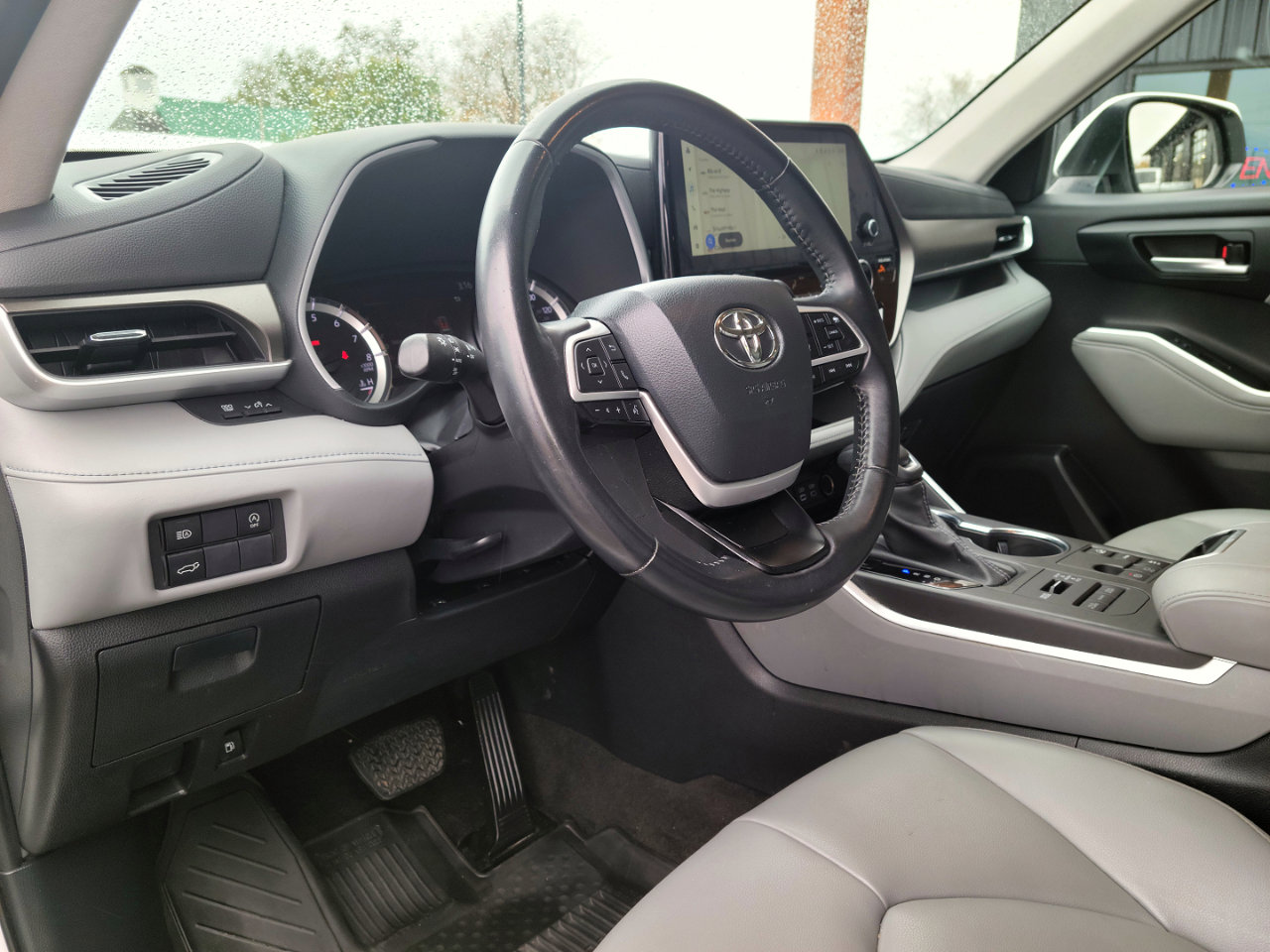 Used 2023 Toyota Highlander XLE image 9