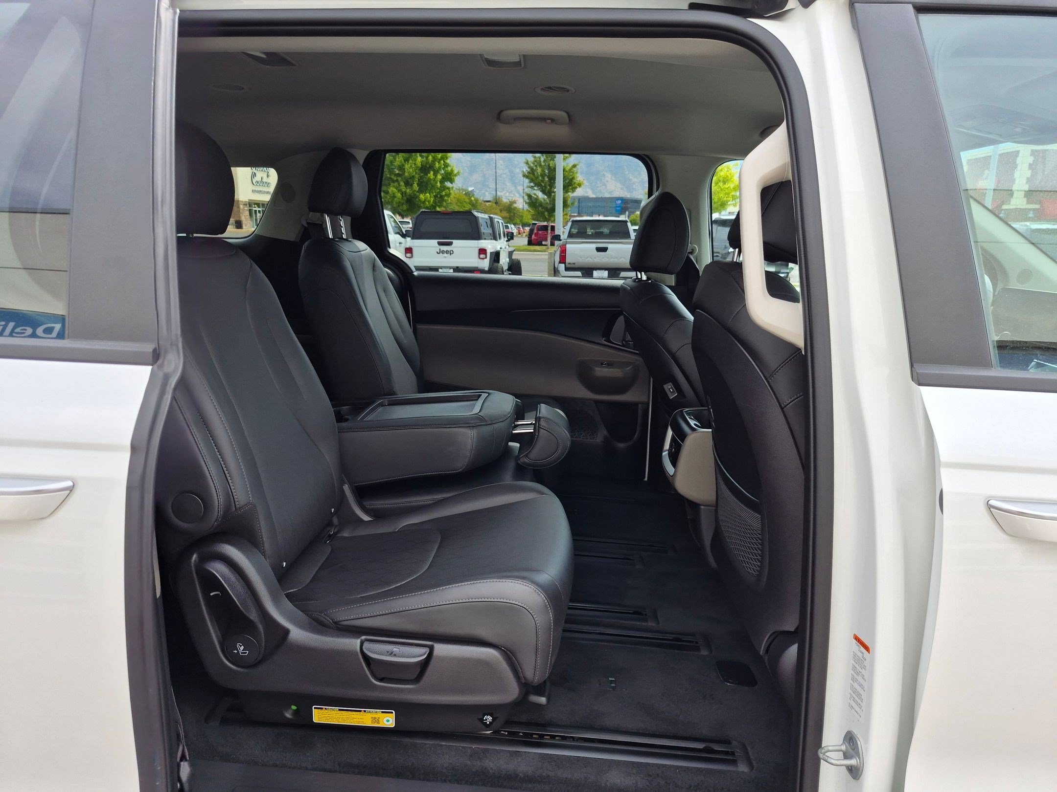 Used 2026 Kia Carnival LXS FWD image 33