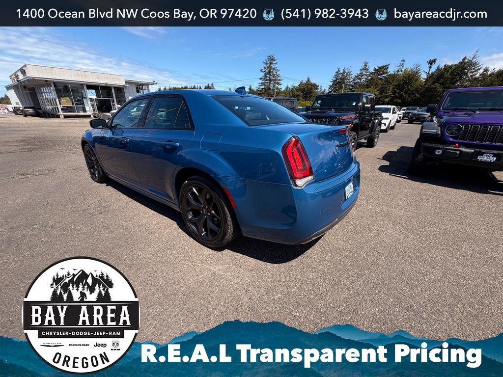 Used 2022 Chrysler 300 Touring L RWD image 4