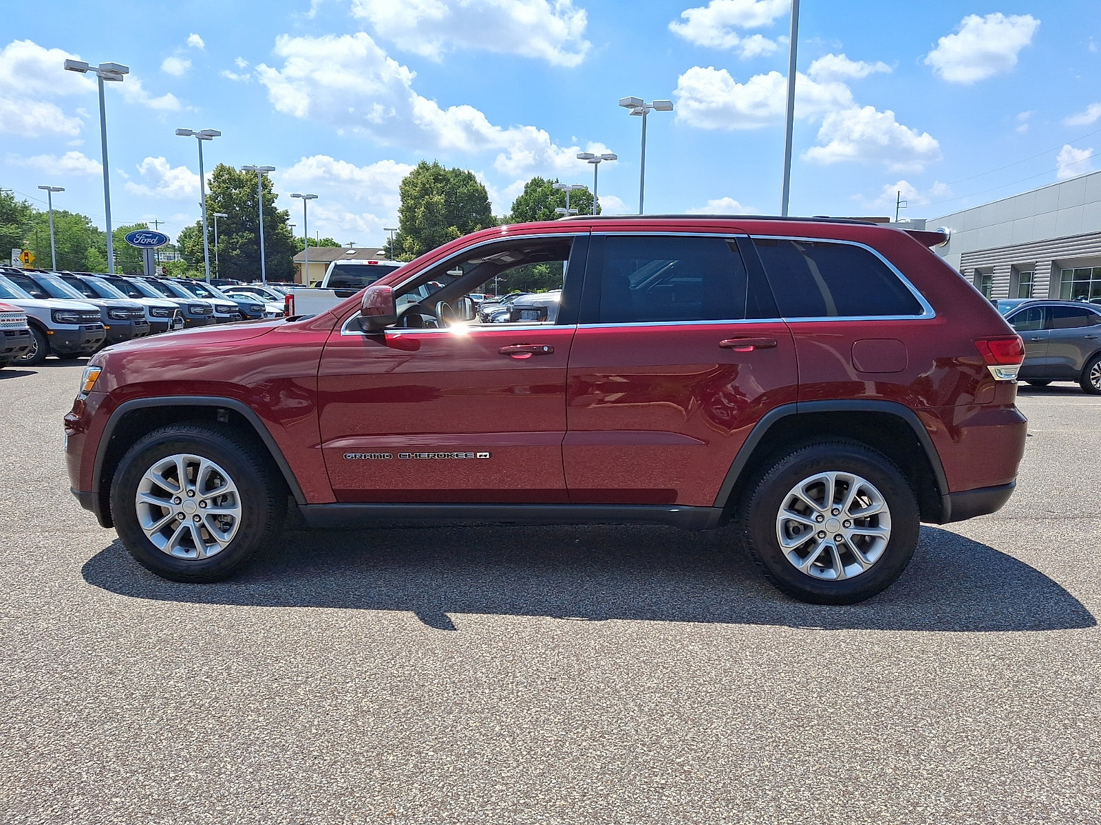 Used 2022 Jeep Grand Cherokee Laredo X AWD/4WD image 6