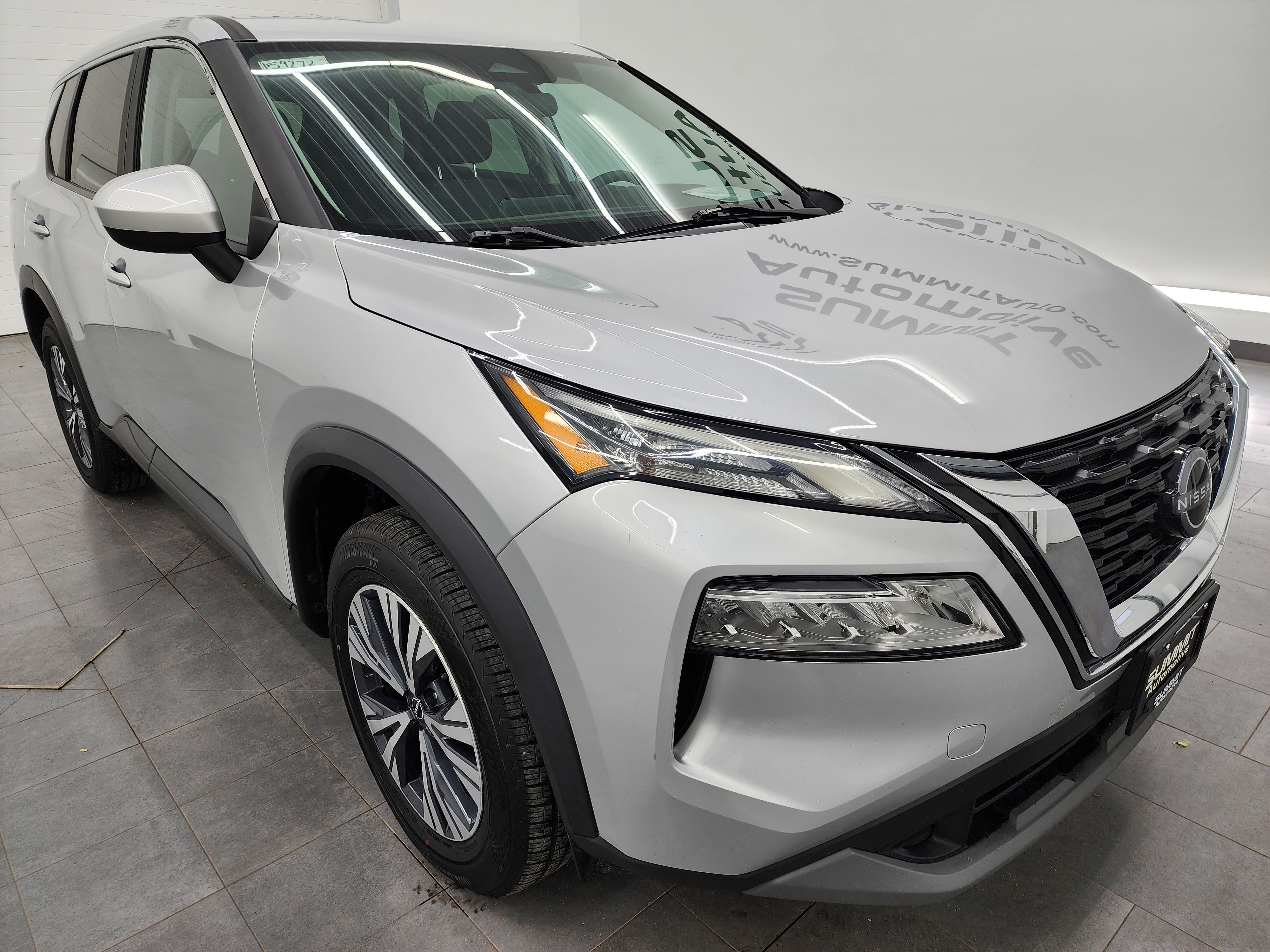 Used 2023 Nissan Rogue SV image 2