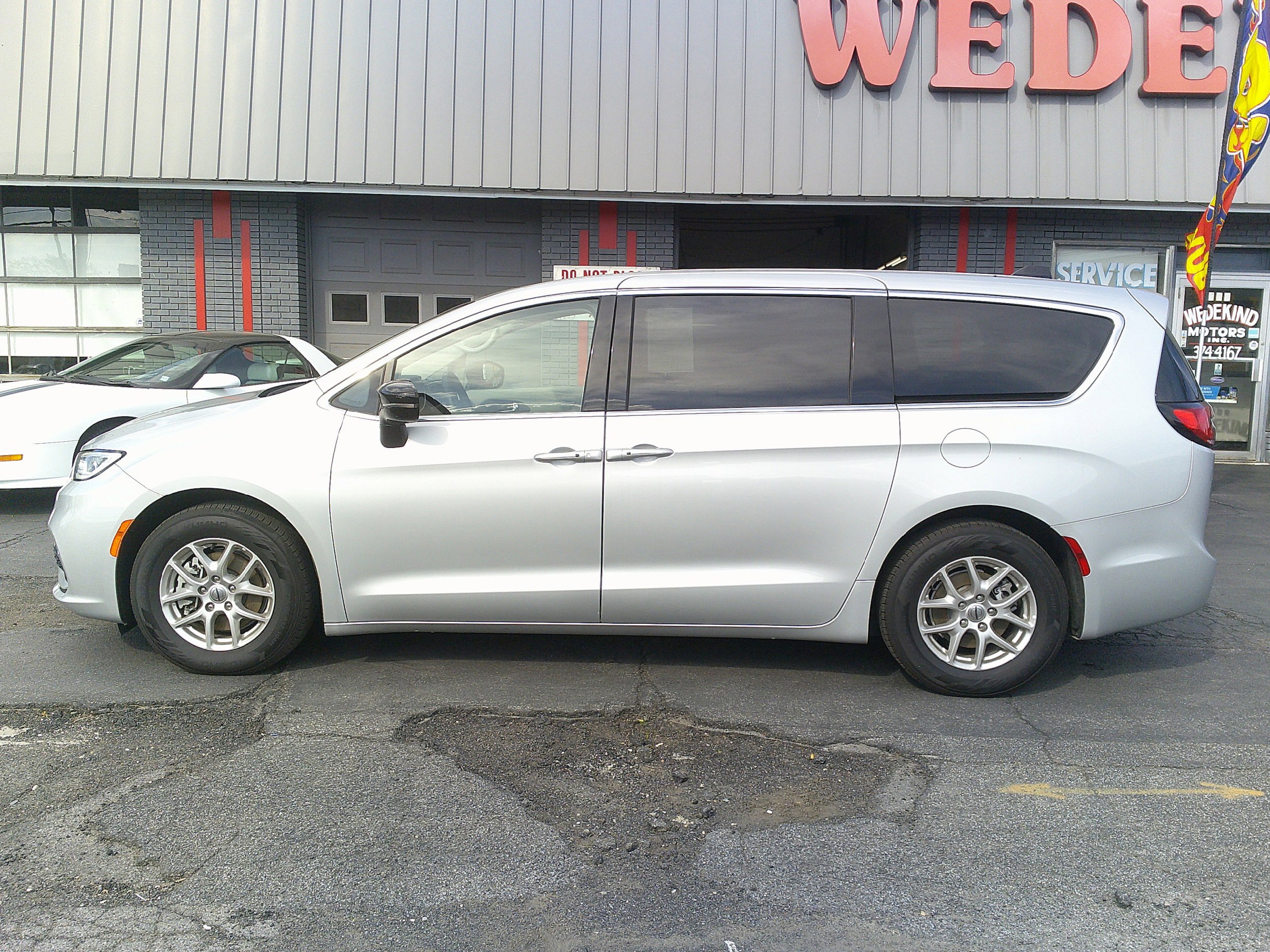 Used 2024 Chrysler Pacifica Touring-L FWD image 2