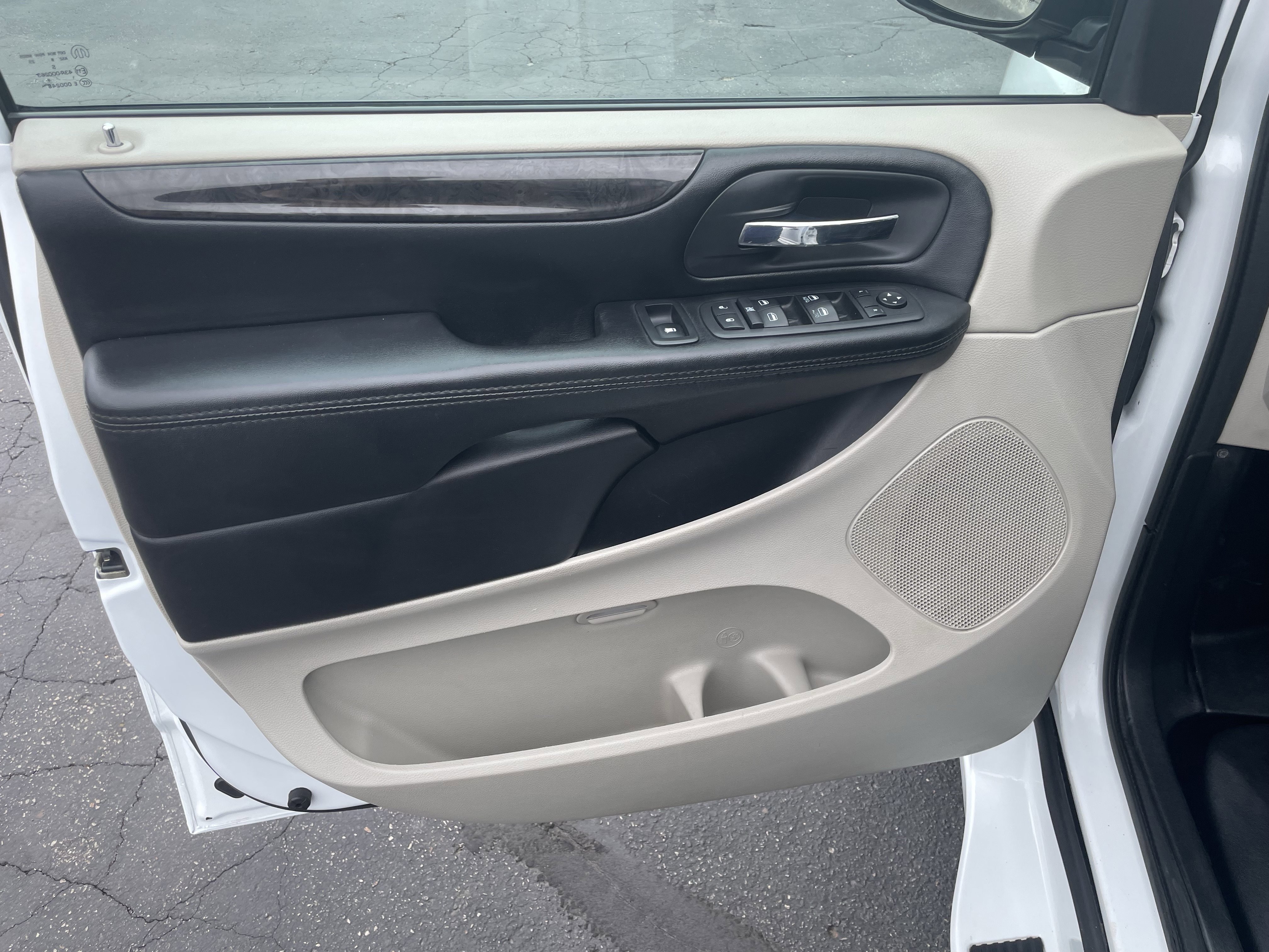 Used 2019 Dodge Grand Caravan SE FWD image 11