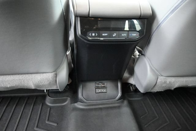 Used 2022 Toyota Highlander XLE AWD/4WD image 25