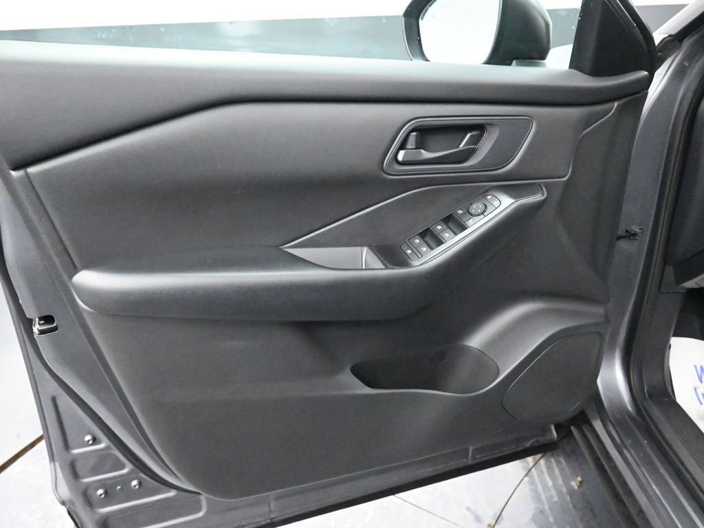 Used 2024 Nissan Rogue S image 27