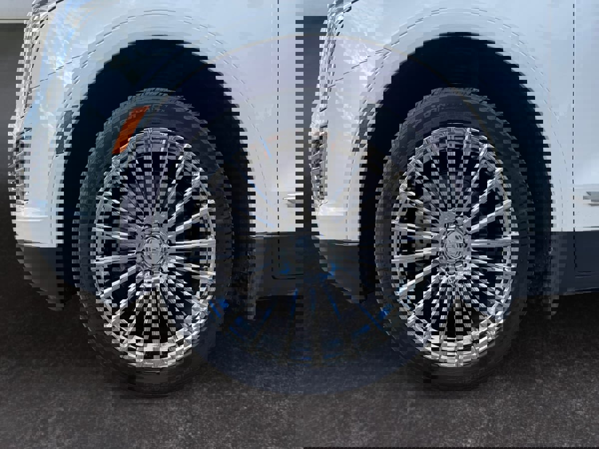 Used 2018 Cadillac XT5 Luxury w/ Driver Awareness Package image 9