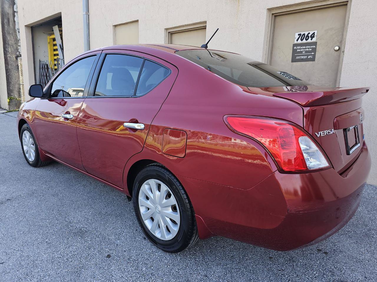 Used 2013 Nissan Versa SV FWD image 12