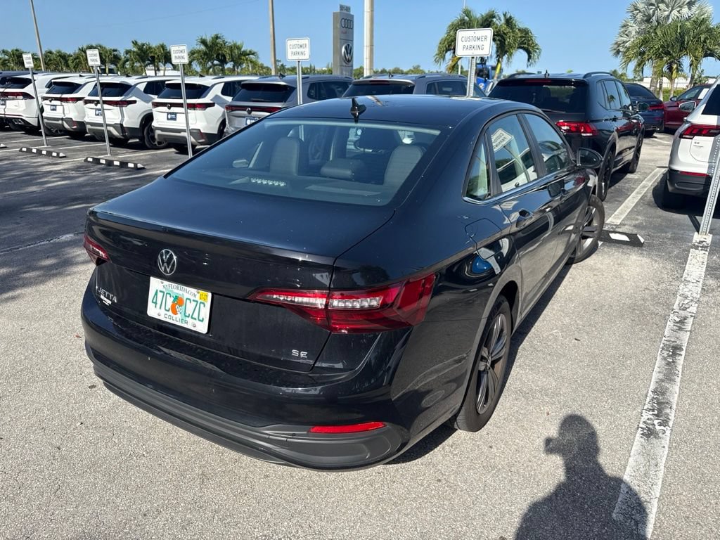 Used 2024 Volkswagen Jetta SE w/ Panoramic Sunroof Package FWD image 3