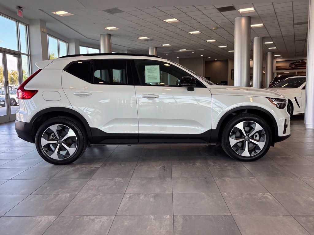 Used 2025 Volvo XC40 B5 Plus AWD/4WD image 7