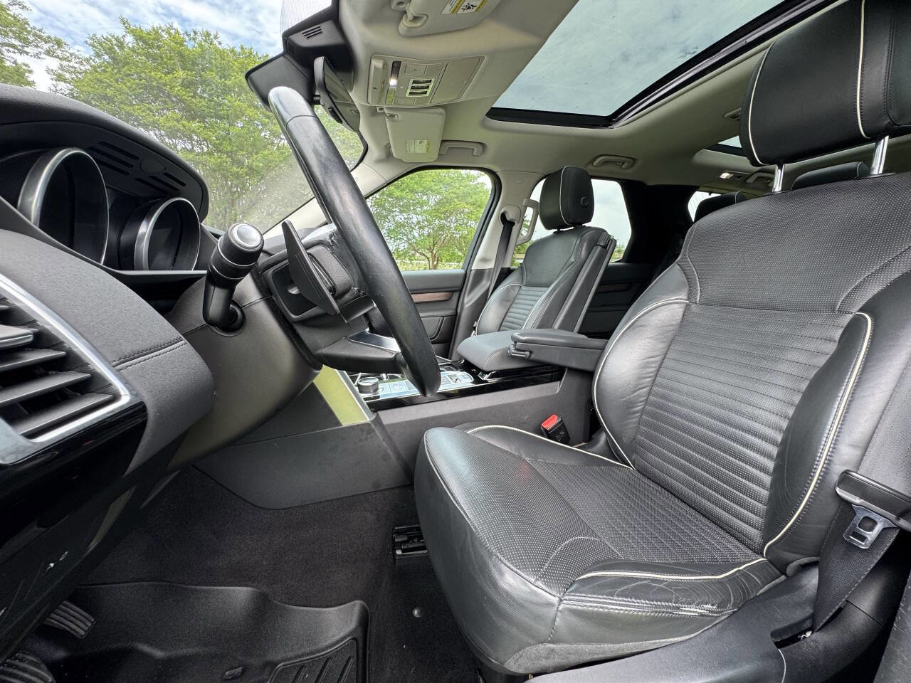 Used 2017 Land Rover Discovery HSE AWD/4WD image 15