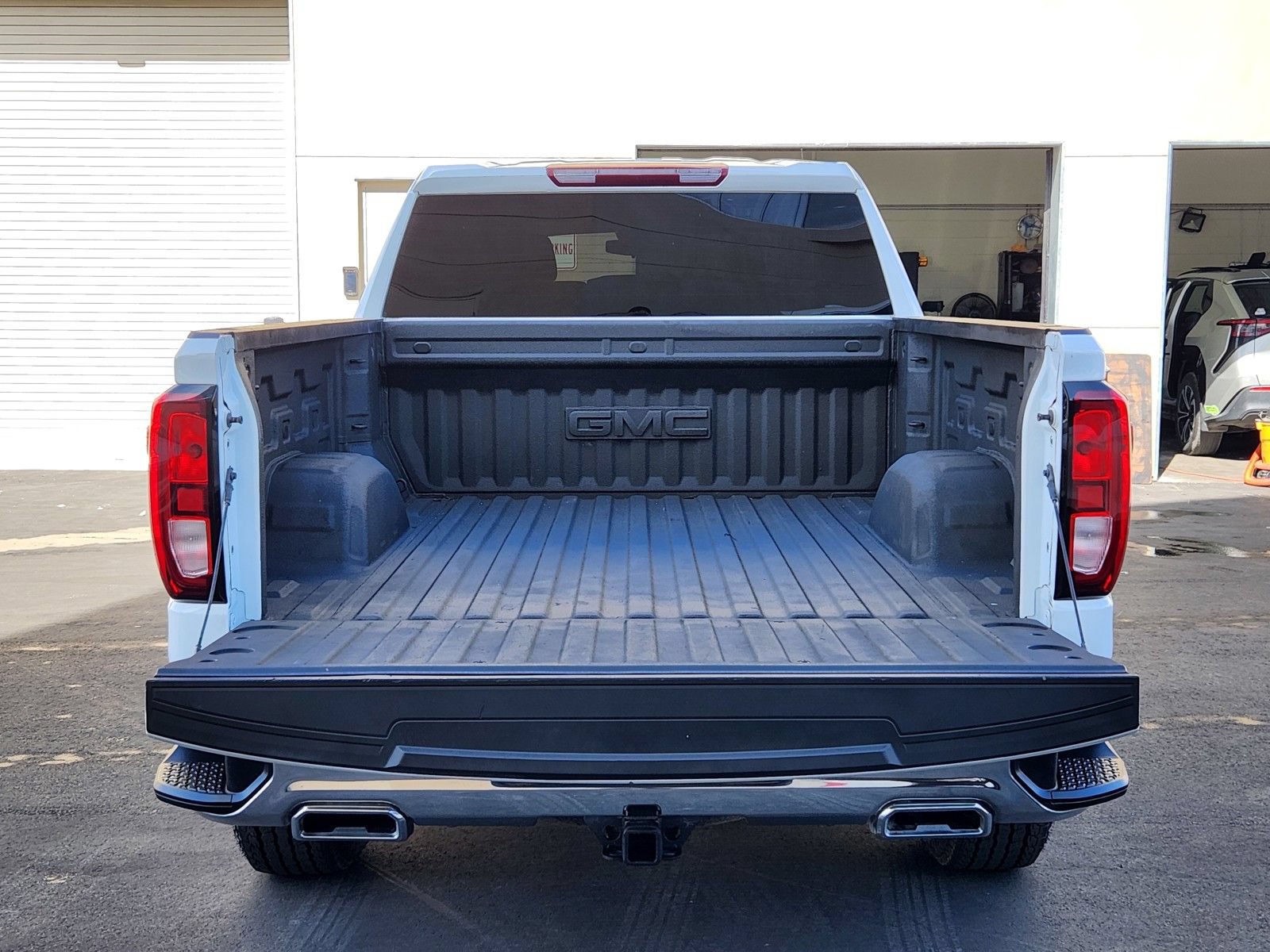 Used 2023 GMC Sierra 1500 SLE w/ X31 Off-Road Package AWD/4WD image 11