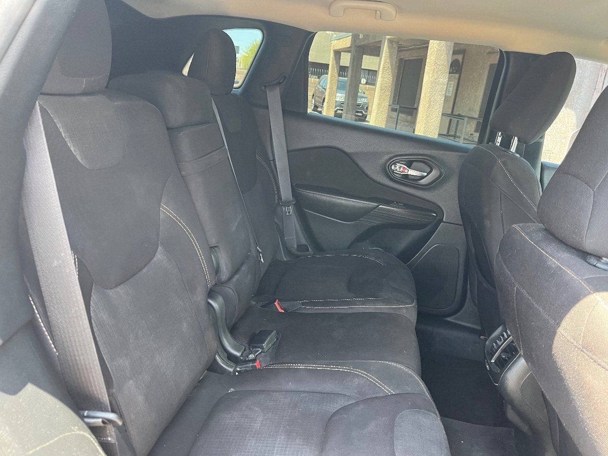 Used 2017 Jeep Cherokee Latitude FWD image 30
