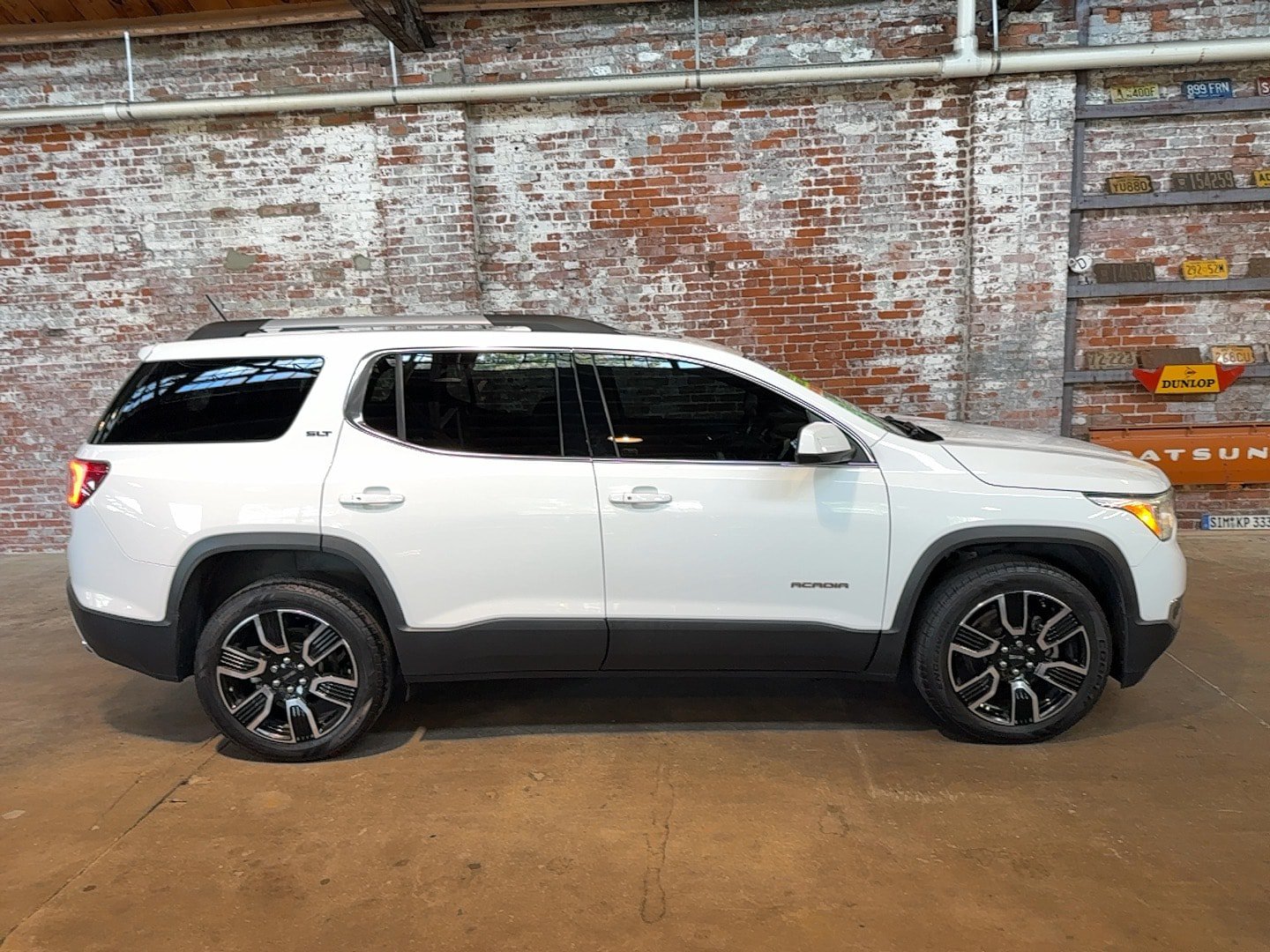 Used 2019 GMC Acadia SLT w/ LPO, Black Accent Package AWD/4WD image 2