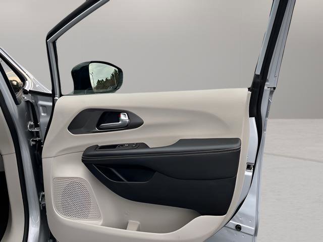 Used 2024 Chrysler Pacifica Touring-L FWD image 34