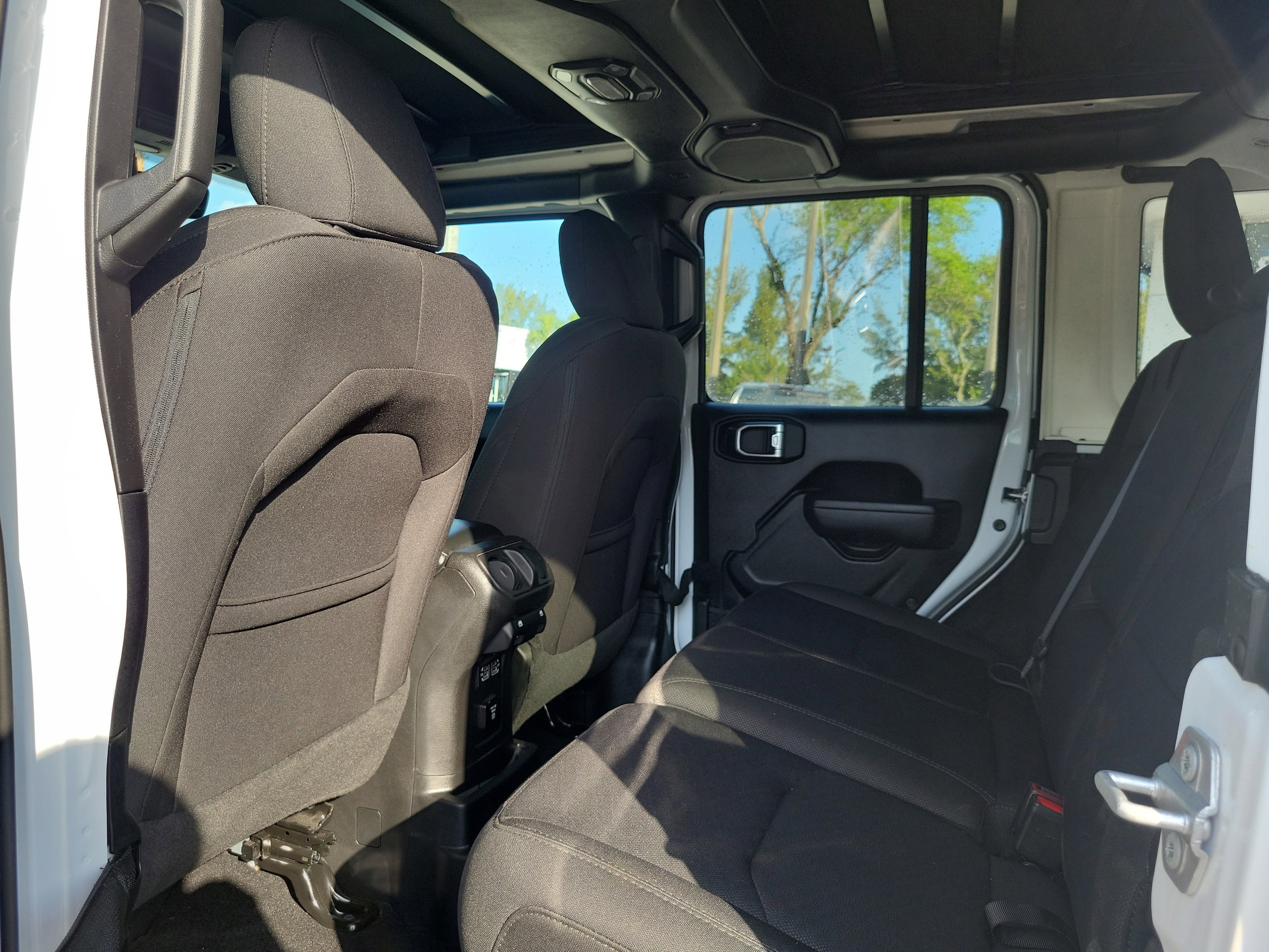 Used 2023 Jeep Wrangler Unlimited w/ Sun & Screen Package image 13