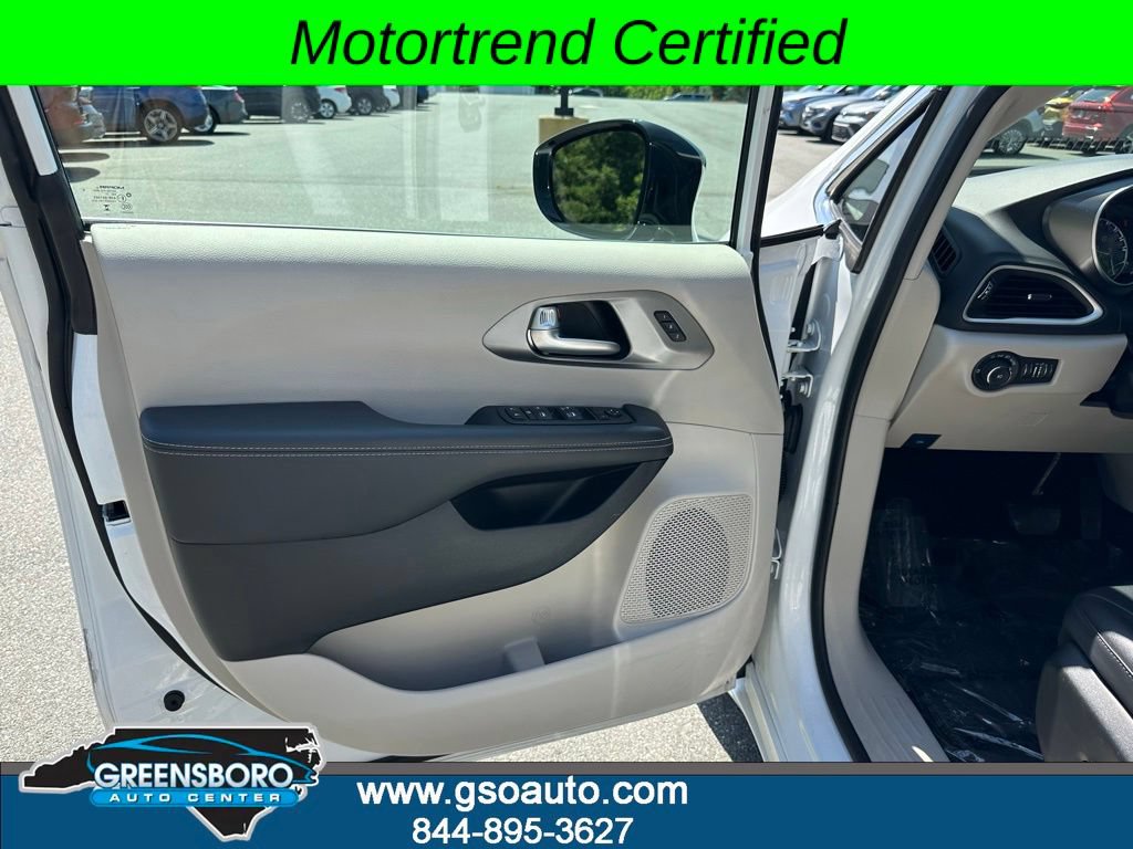 Used 2024 Chrysler Pacifica Touring-L FWD image 14