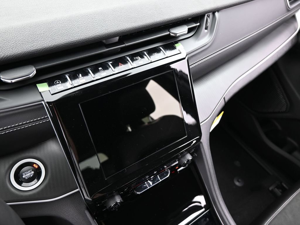 Used 2025 Jeep Grand Cherokee Altitude image 21