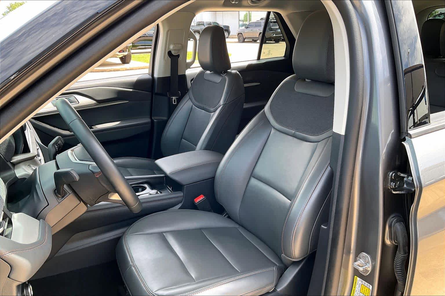 Used 2025 Ford Explorer Active w/ Active Comfort Package AWD/4WD image 8