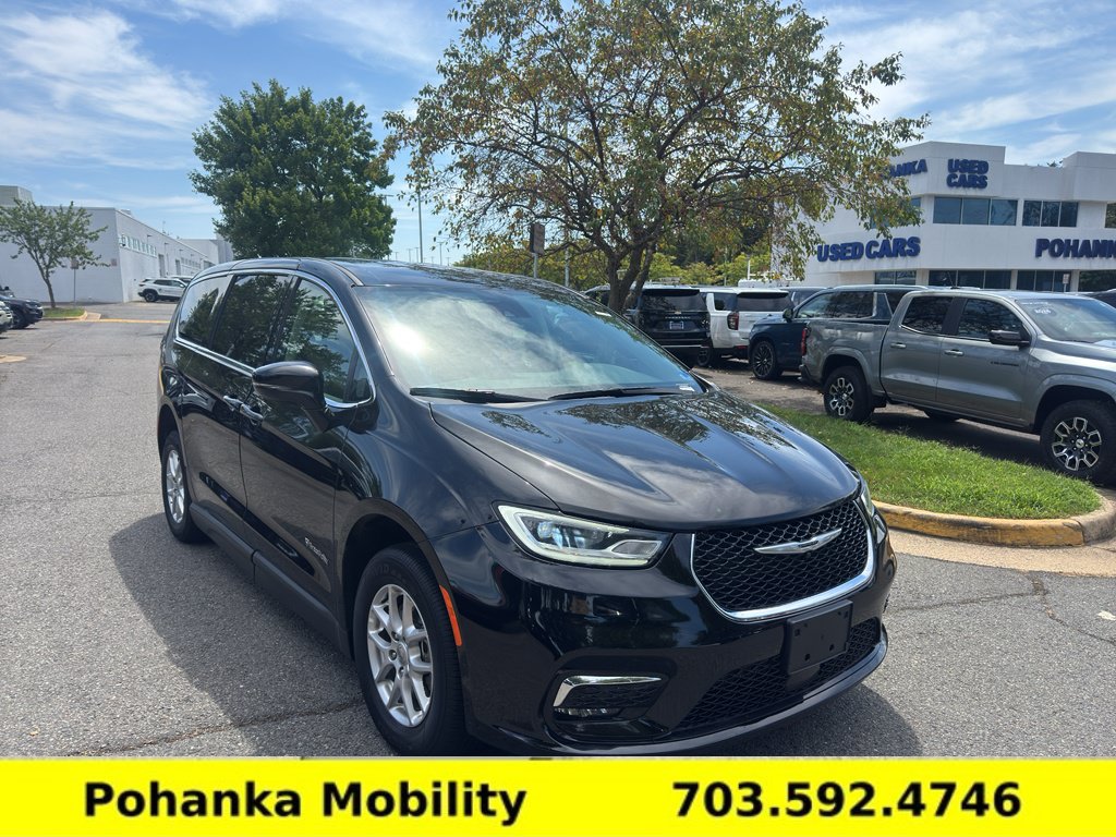 Used 2024 Chrysler Pacifica Touring-L FWD image 2