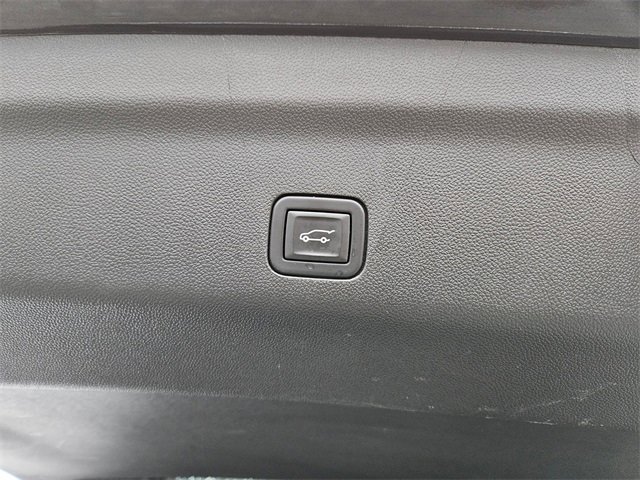 Used 2023 GMC Yukon SLT w/ SLT Premium Package image 11