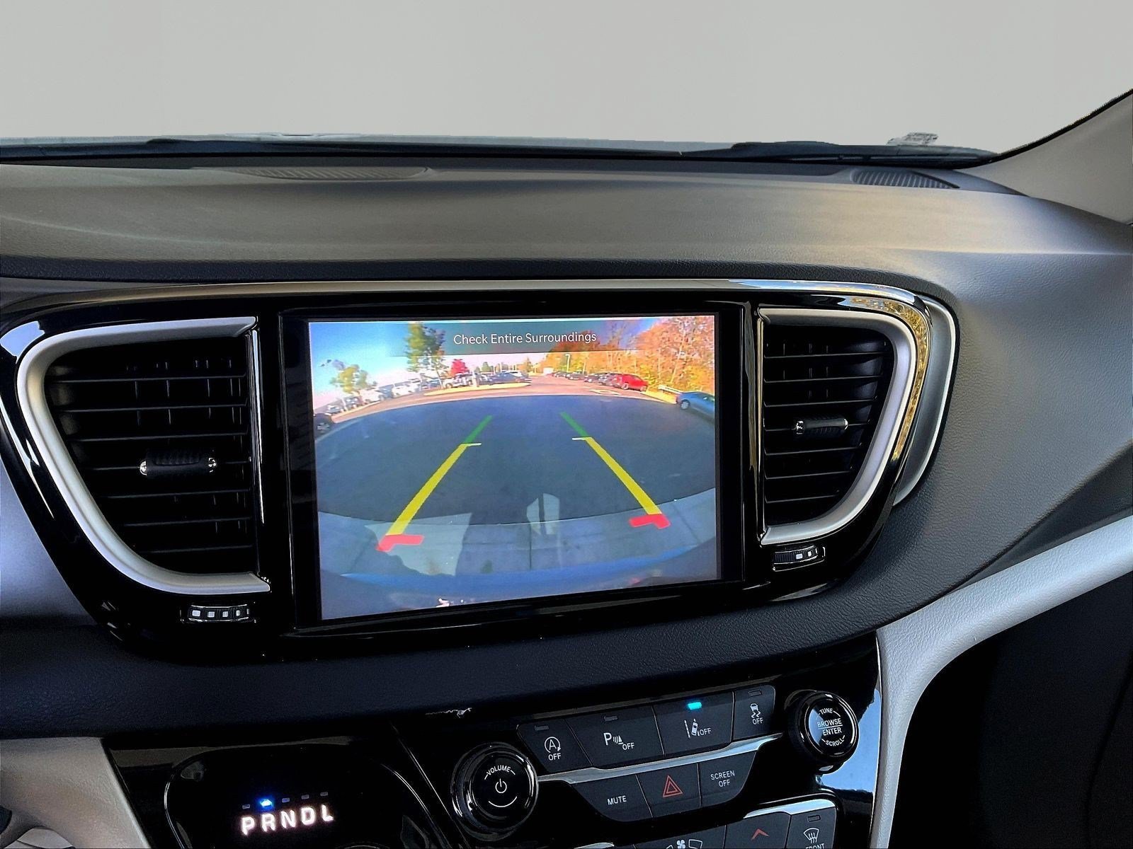Used 2023 Chrysler Pacifica Touring-L FWD image 13