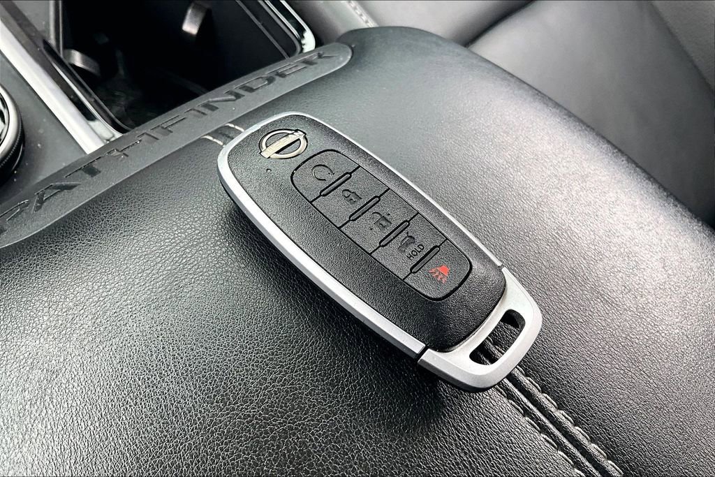 Used 2025 Nissan Pathfinder SL image 33