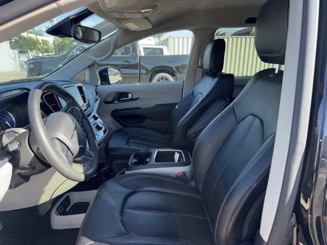 Used 2024 Chrysler Pacifica Select image 9