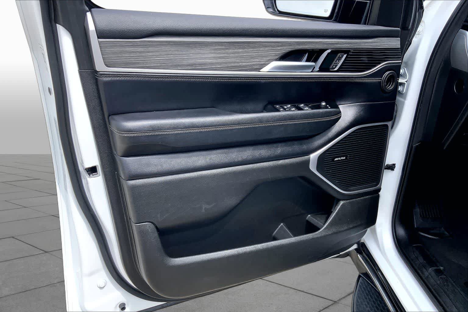 Used 2024 Jeep Wagoneer L Series II RWD image 22