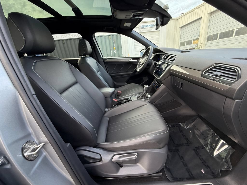 Used 2023 Volkswagen Tiguan SE R-Line FWD image 26