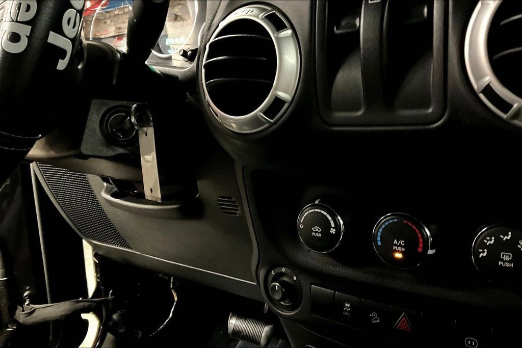 Used 2012 Jeep Wrangler Sahara w/ Connectivity Group image 13