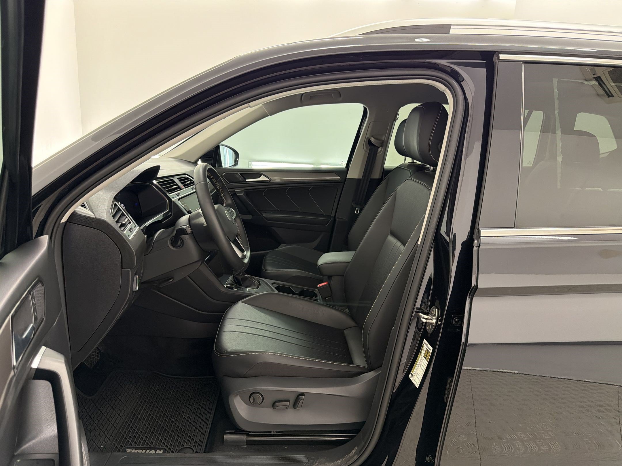 Used 2024 Volkswagen Tiguan SE FWD image 5