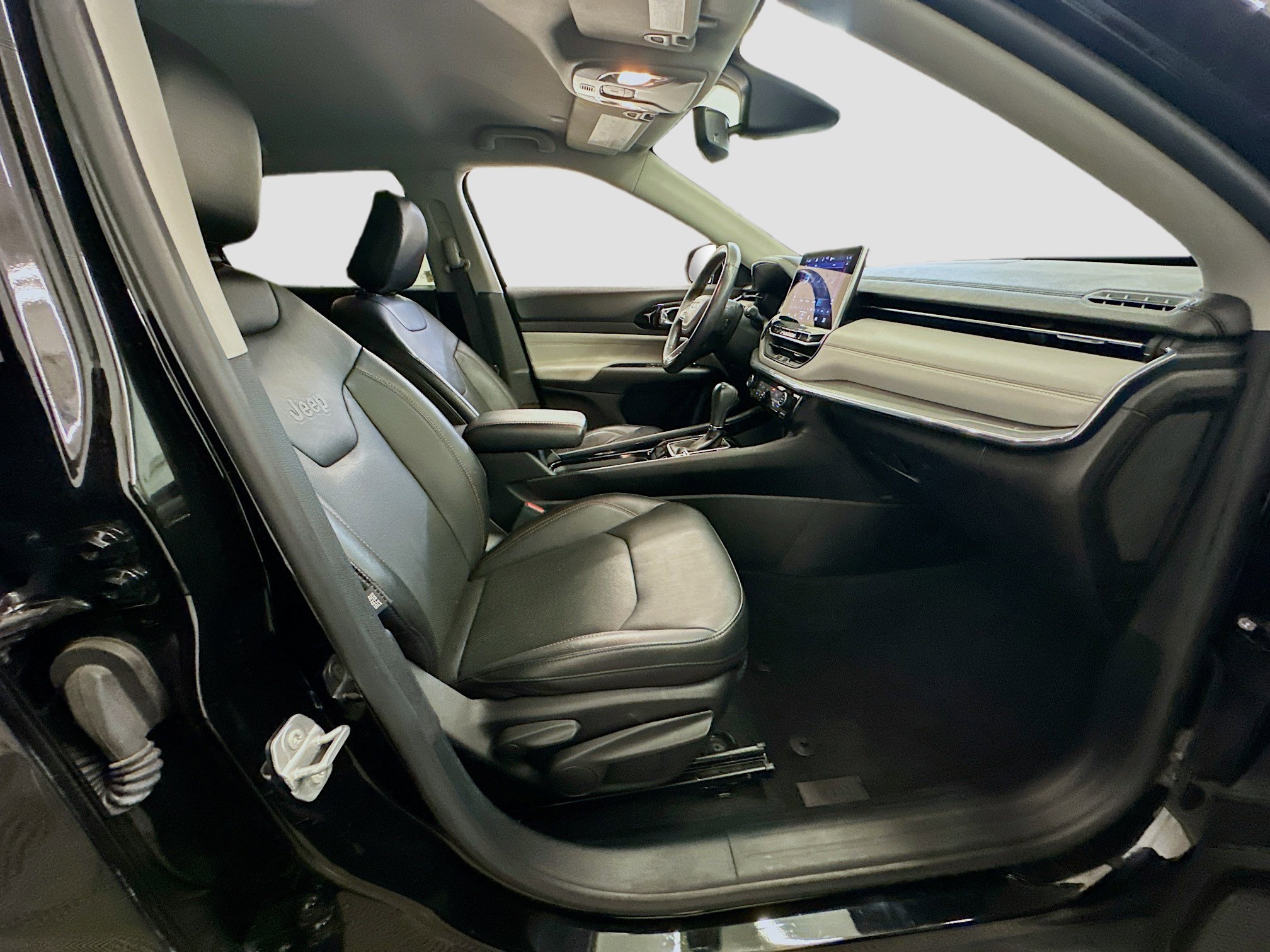 Used 2022 Jeep Compass Limited image 31