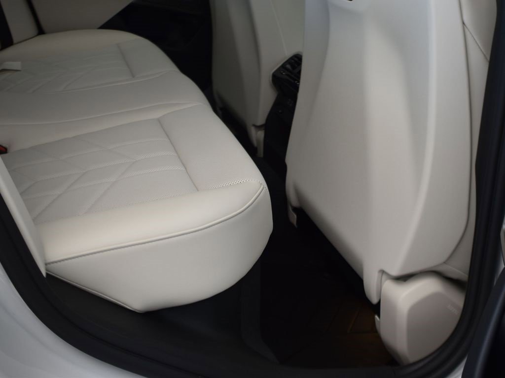 New 2026 BMW 550e xDrive w/ Executive Package image 17