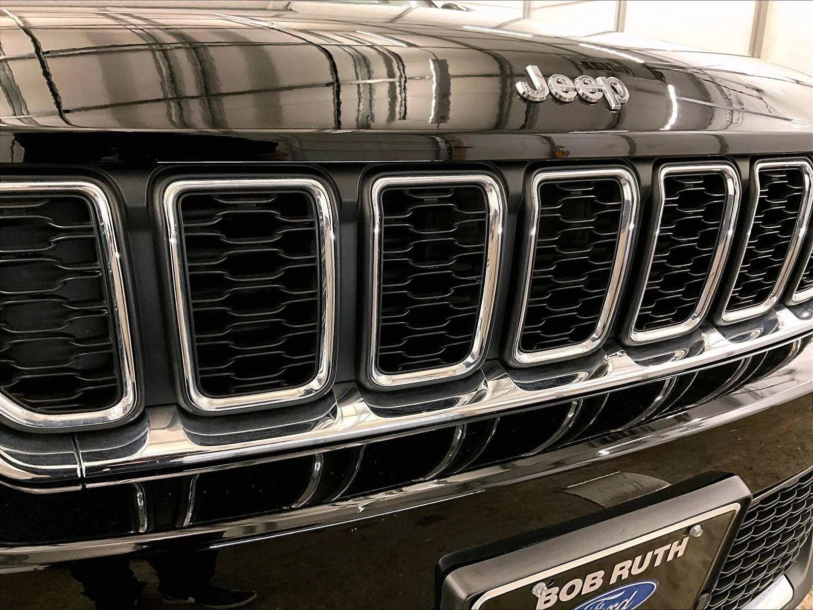 Used 2023 Jeep Grand Cherokee Laredo image 29