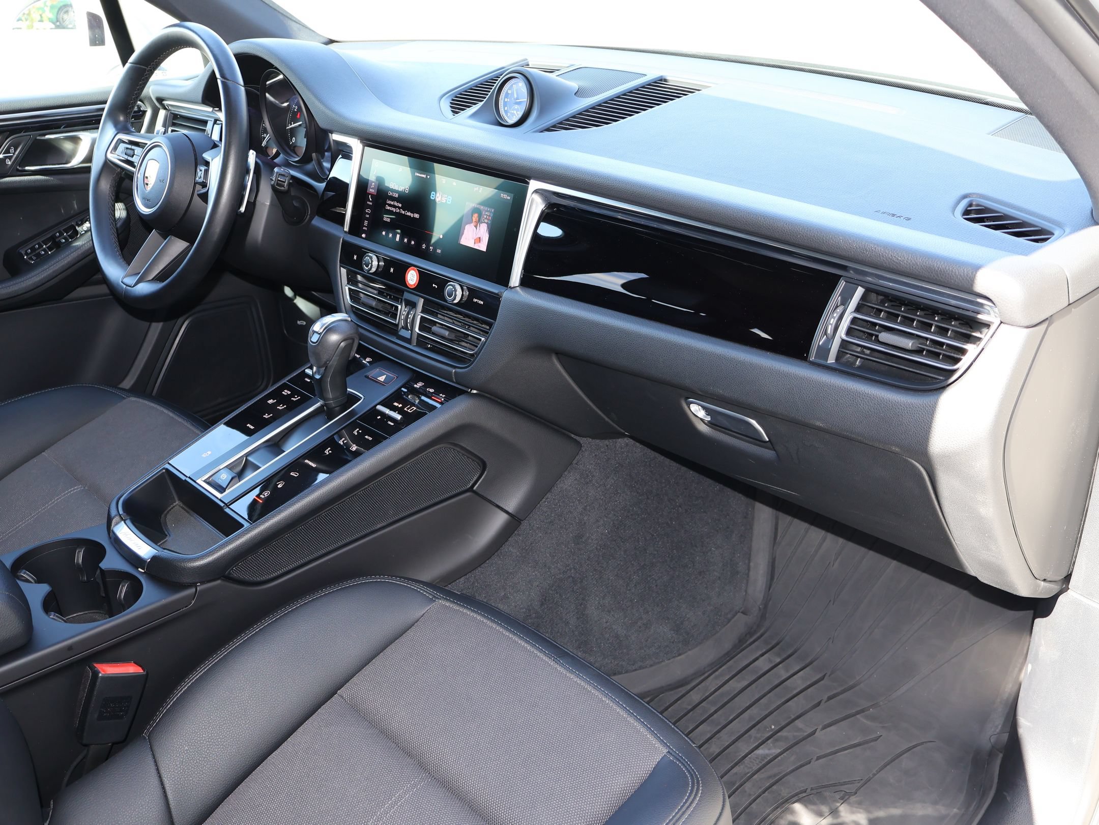 Certified 2024 Porsche Macan AWD/4WD image 33