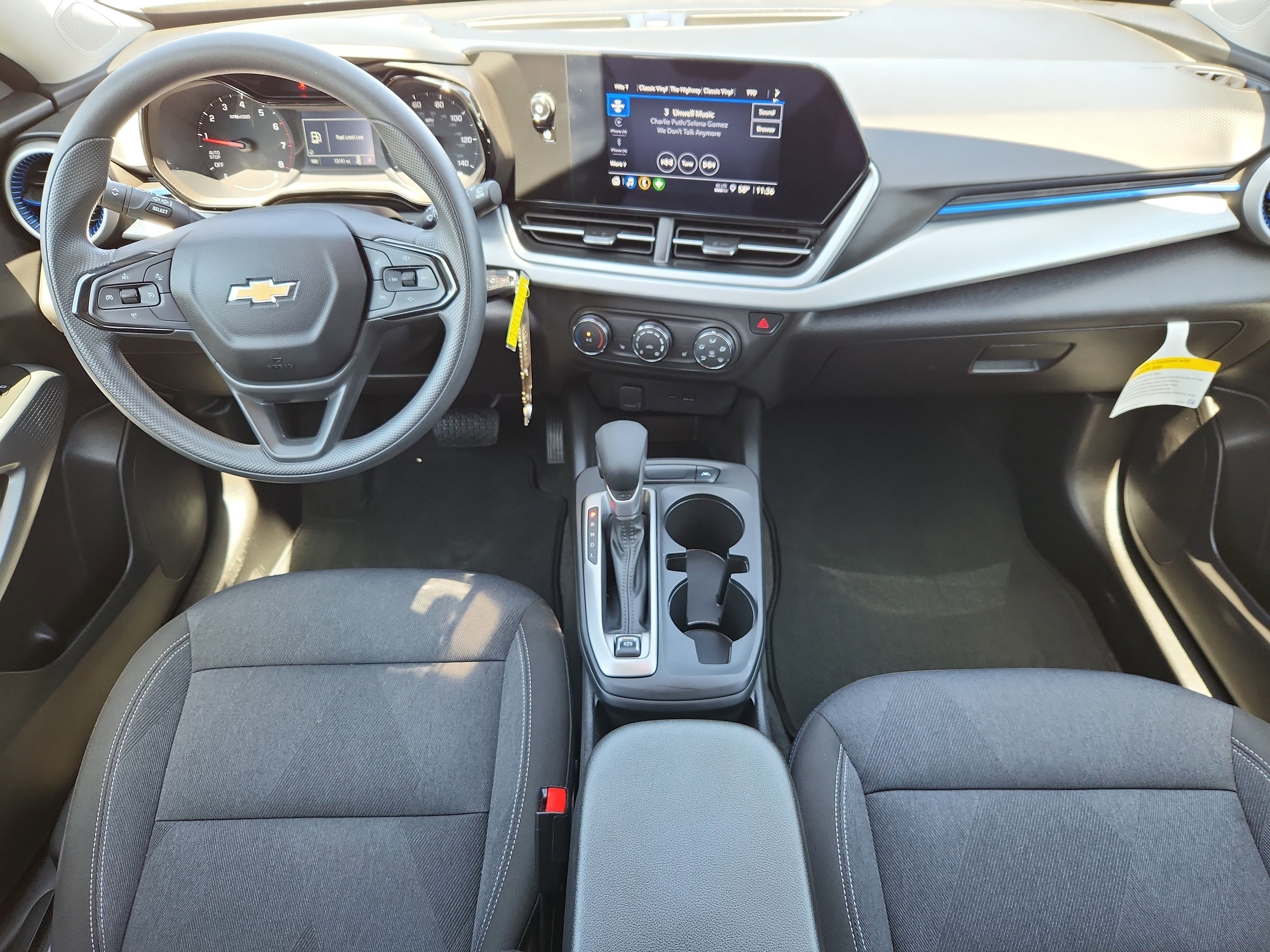 Used 2025 Chevrolet Trax LS w/ LS Convenience Package FWD image 9