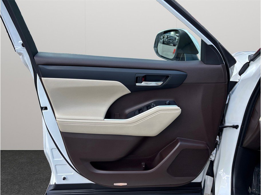Used 2020 Toyota Highlander XLE FWD image 19