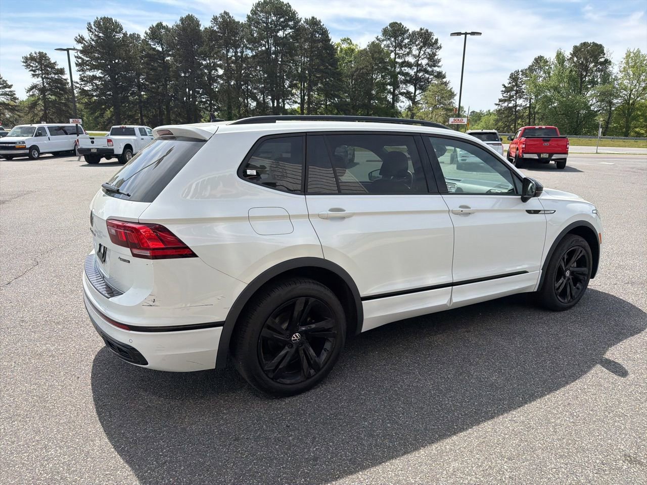 Used 2023 Volkswagen Tiguan SE R-Line image 8