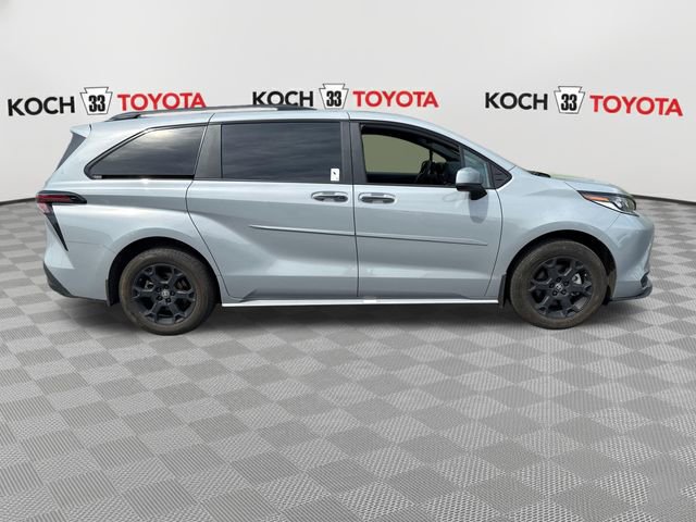 Certified 2025 Toyota Sienna XLE Woodland Edition image 9