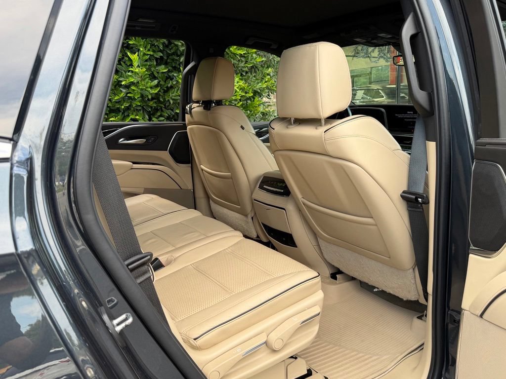 Used 2022 Cadillac Escalade Premium Luxury w/ Performance Package AWD/4WD image 39