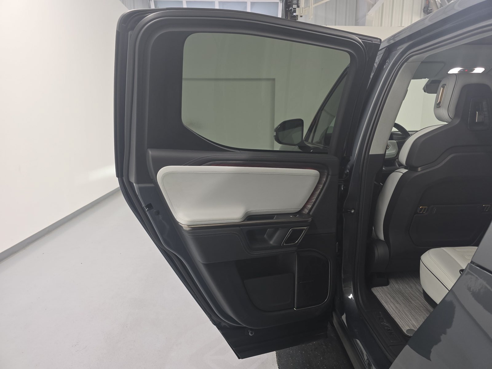 Used 2022 Rivian R1T Adventure AWD/4WD image 17