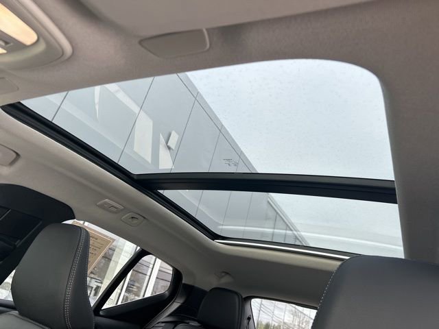 Certified 2025 Volvo XC40 B5 Plus AWD/4WD image 27
