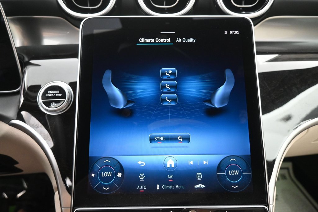 Used 2025 Mercedes-Benz GLC 300 4MATIC image 15