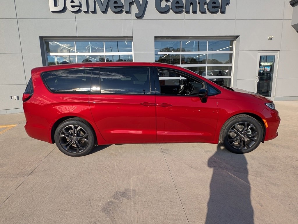 New 2026 Chrysler Pacifica Select image 4